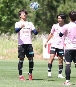Ｊ２新潟　百年構想Ｌ最終戦前　今季最後の全体練習に臨んだＦＷ若月大和（左）＝２０２６年６月５日　聖籠町の専用練習場