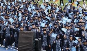 9月の総合開会式で入場行進する滋賀県選手団=平和堂HATOスタジアム