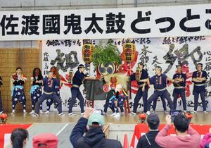 島内各地の郷土芸能が披露された「佐渡國鬼太鼓どっとこむ」=5月25日、佐渡市両津湊