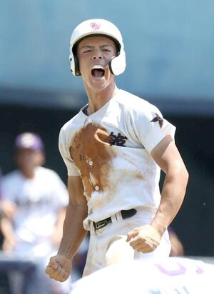 北越-東京学館 3回、先制のホームを踏み、ほえる東京学館の渋川優希=エコスタ