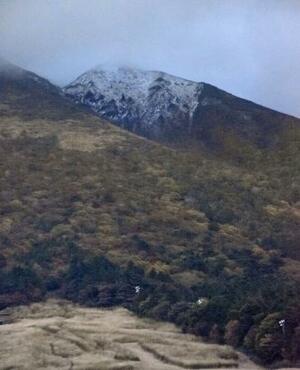 　初冠雪が確認された中国地方の最高峰、鳥取県の大山＝３日夕