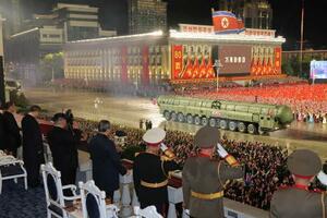朝鮮労働党創建80年の軍事パレードに登場した新型大陸間弾道ミサイル「火星20」に敬礼する北朝鮮の金正恩朝鮮労働党総書記(左から3人目)=10日、平壌の金日成広場(朝鮮中央通信=共同)