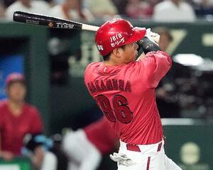9回広島無死、中村奨が左中間に勝ち越しソロを放つ=東京ドーム