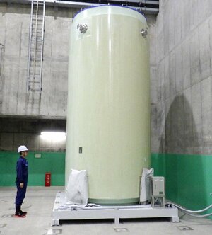 青森県むつ市の中間貯蔵施設内に据え付けられた、使用済み核燃料が入る金属製容器=10月(リサイクル燃料貯蔵提供)