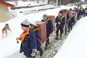 経典が入った箱を担いで集落の家々を巡り一年の無事を祈った「村中大般若」=阿賀町豊実丁
