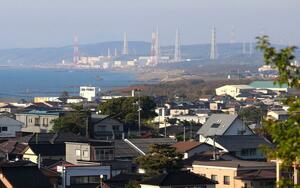 ６号機で安定した運転が続く東京電力柏崎刈羽原発。暮らしに与える変化はまだ見えない＝１５日、柏崎市