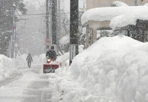 今冬の大雪で、除雪に追われた市民=2月10日、上越市大町4