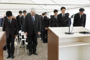 治水工事の殉職者を追悼した大河津分水慰霊式＝１８日、燕市大川津