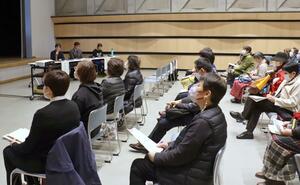 パネルディスカッションなどを通し、ごみの減量や循環型社会について考えた消費生活講座＝佐渡市中原