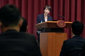 　小泉元首相の「郵政解散」時と同じ、ワインレッドのカーテンを背景に記者会見する高市首相＝１９日午後、首相官邸