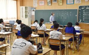 島内の講師を招き、短歌や俳句作りに励む生徒ら＝佐渡市羽茂本郷