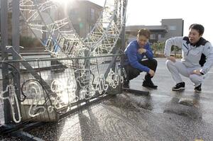 「１２・２２忘れない」とのメッセージがあるイルミネーションの前で、ミライトの思い出を語る本間寛道さん（左）と木島嵩善さん＝糸魚川市大町２の潮風市民公園