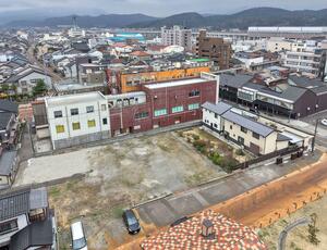 久保田郁夫市長が建設中止を表明した子育て支援複合施設予定地。代わりに「汎用性のある広場」の具体案づくりを進めている=糸魚川市(本社小型無人機から)
