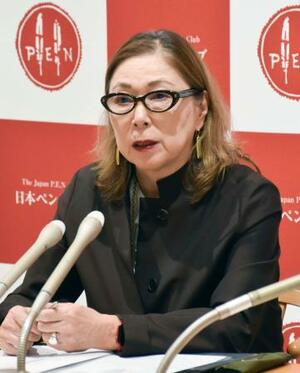 記者会見する日本ペンクラブの桐野夏生会長=15日午後、東京都中央区