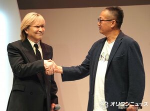 新作ゲームアプリ『アウトランカーズ』完成披露会に登壇した（左から）小室哲哉、岡本吉起 （C）ORICON NewS inc.
