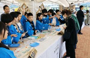 授業で育てたコメを売り、田上町をPRする小学生=田上町原ケ崎新田