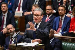 15日、英下院で答弁するスターマー首相=ロンドン(下院提供・ロイター=共同)