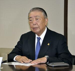 横綱審議委員会後に記者会見する大島理森委員長＝２５日、両国国技館