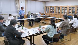 通学路の安全などについて意見を長岡署に伝える地域住民ら=長岡市千手2