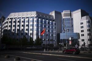 ベルリンにある在ドイツ中国大使館前にはためく中国国旗=昨年4月(AP=共同)