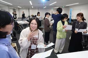 活動初日に自己紹介で交流を深めた「チームいくらちゃん」のメンバーたち=新潟市中央区万代3