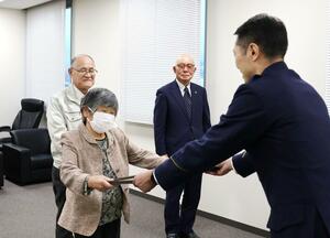 長年交通安全活動に尽力してきた功労者に感謝状が贈られた=南魚沼署