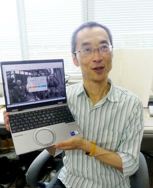 資料を閲覧できるウェブのデータベースを紹介する中村隆志教授=新潟市西区の新潟大