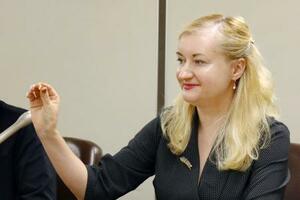 　外国法事務弁護士のバッジを手にするイリーナ・ウリバチョバさん＝２０２５年１０月、東京・霞が関の司法記者クラブ