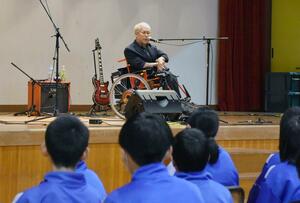 下山中学校で講演と演奏をした川崎昭仁さん=新潟市東区