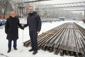 供与された日本製レールの前に立つ国営ウクライナ鉄道のオレクサンドル・ペルツォフスキー総裁(右)と中込正志駐ウクライナ大使=22日、ウクライナ・キーウ(共同)