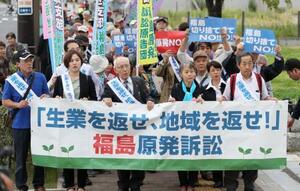 なりわい原発事故訴訟の原告団=2017年10月、福島地裁前