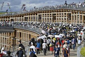 閉幕日、大勢の来場者でにぎわう大阪・関西万博の大屋根リング=13日、大阪市此花区の夢洲