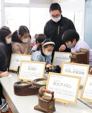 刈羽小学校で開催中の昔の道具展=2月3日、刈羽村割町新田