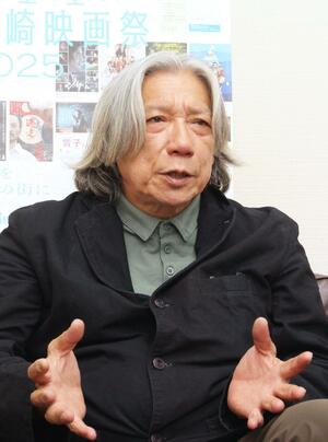 映画祭の作品を紹介する小林三四郎さん=柏崎市四谷2の新潟日報柏崎総局
