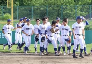2-0で新潟第一との継続試合に勝利し、チームメートと喜び合う新発田南の選手たち=五十公野球場