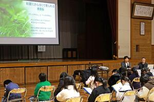 撮影した生物の写真を交えて講演した平井佑之介さん＝村上市府屋の山北中学校
