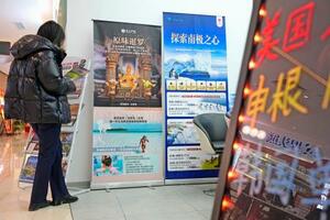 　北京市内の旅行会社で店頭に飾られた海外ツアー旅行の広告。日本を紹介するものはなかった＝１３日（共同）