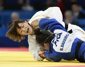 女子48キロ級決勝 モンゴル選手と対戦する角田夏実=パリ(共同)