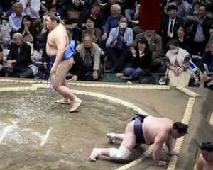 初日に大の里に敗れた照ノ富士=両国国技館