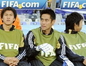 ２０１０年Ｗ杯南アフリカ大会のカメルーン戦でベンチに座るＧＫ川口能活＝２０１０年６月１４日、ブルームフォンテーン（共同）