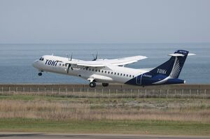 新潟空港から飛び立つトキエアの機体=4月、新潟市東区