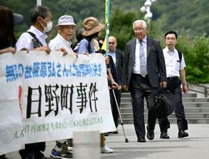 「日野町事件」の再審公判に向けた第3回3者協議のため、大津地裁に向かう阪原弘次さん(右から2人目)と弁護団ら=19日午前