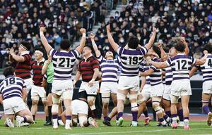ラグビーの第６２回全国大学選手権決勝で早稲田大に２２－１０で勝ち、喜ぶ明治大フィフティーン。７大会ぶり１４度目の大学日本一に輝いた＝１１日、東京・ＭＵＦＧスタジアム（国立競技場）