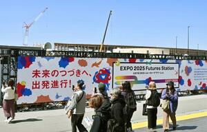 　大阪メトロ夢洲駅前で始まった大阪・関西万博の開幕１周年を記念したイベント＝８日午前