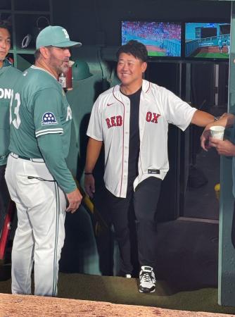 松坂大輔さんが始球式 レッドソックスOB | 新潟日報