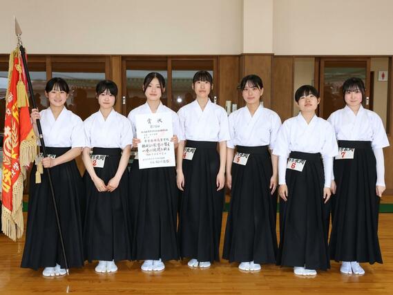 弓道女子団体決勝 初優勝した帝京長岡の選手たち=新津地域学園(写真映像部・大橋奎介)