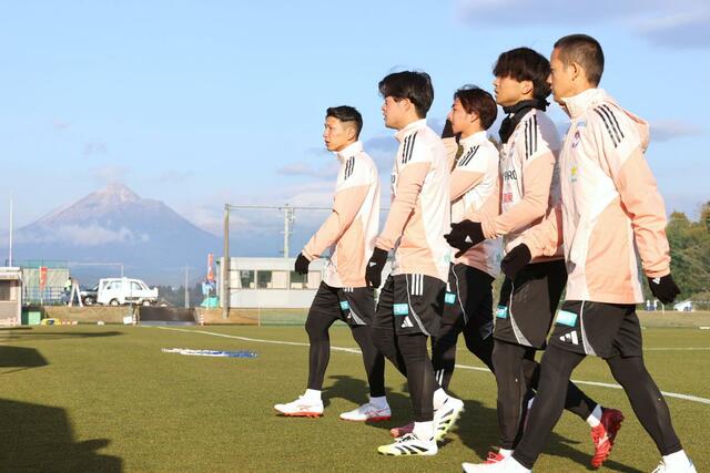 練習に入る選手たち＝７日、宮崎県都城市