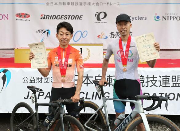 男子マスターズ３０〜３９で３位入賞した安立和貴（右）と、同４０〜４９歳で３位だった田崎友康＝南魚沼市