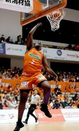 新潟-岡山 第2クオーター、マックが決めて27-18と突き放す=アオーレ長岡