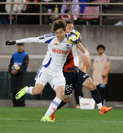 後半、競り合う新潟のFW谷口